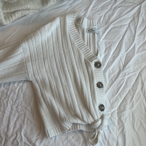 white hollister cropped sweater size L - Picture 3 of 3